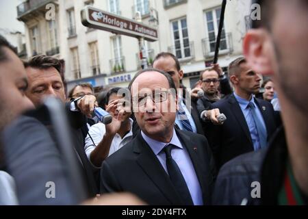 Der französische Präsident Francois Hollande verließ das Land nach einem Besuch des Vereins "Labo des Histoires" in Paris, Frankreich am 28. Oktober 2014. Photo Pool von Hamilton/ABACAPRESS.COM Stockfoto