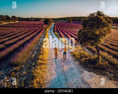 Pärchen im Urlaub in der Provence Frankreich, die die Lavendelfelder der Provence Frankreich besuchen. Europa Stockfoto