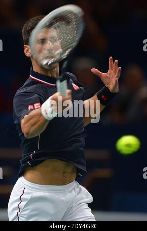 Novak Djokovic spielt am 28 2014. Oktober im Palais Omnisports in Paris-Bercy, Frankreich, seine zweite Runde des BNP Paribas Masters. Foto von Henri Szwarc/ABACAPRESS.COM Stockfoto