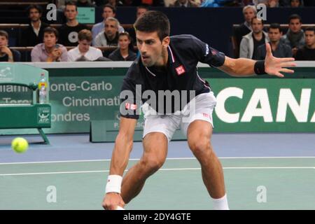 Novak Djokovic spielt am 28 2014. Oktober im Palais Omnisports in Paris-Bercy, Frankreich, seine zweite Runde des BNP Paribas Masters. Foto von Henri Szwarc/ABACAPRESS.COM Stockfoto