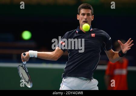 Novak Djokovic spielt am 28 2014. Oktober im Palais Omnisports in Paris-Bercy, Frankreich, seine zweite Runde des BNP Paribas Masters. Foto von Henri Szwarc/ABACAPRESS.COM Stockfoto