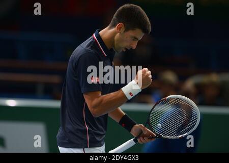 Novak Djokovic spielt am 28 2014. Oktober im Palais Omnisports in Paris-Bercy, Frankreich, seine zweite Runde des BNP Paribas Masters. Foto von Henri Szwarc/ABACAPRESS.COM Stockfoto