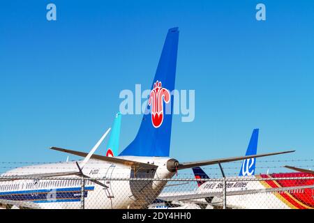 Victorville, CA, USA – 22. Dezember 2020: Blick auf Heckflügel und Logo für China Southern Airlines, die am Southern California Logistics Airport geparkt sind Stockfoto