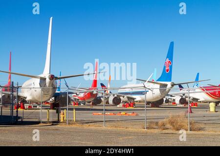 Victorville, CA, USA – 22. Dezember 2020: Kommerzielle Linienflugzeuge stehen hinter einem Zaun am Southern California Logistics Airport in Victor Stockfoto