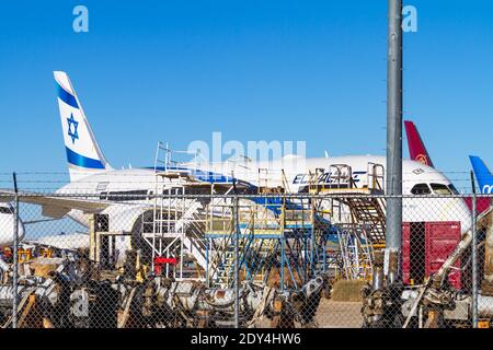 Victorville, CA, USA – 22. Dezember 2020: Ein Flugzeug der El Al Israel Airlines wird auf einem umzäunten Gelände am Logistikflughafen Südkalifornien gelagert Stockfoto