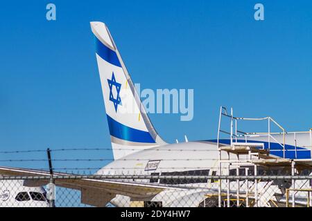 Victorville, CA, USA – 22. Dezember 2020: Ein Flugzeug der El Al Israel Airlines wird hinter einem eingezäunten Gelände am Logistikflughafen Südkalifornien geparkt Stockfoto