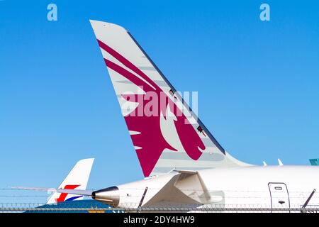 Victorville, CA, USA – 22. Dezember 2020: Das Rückflugzeug von Verkehrsflugzeugen mit dem Logo für Qatar Airways auf der Südkalifornischen Logis geparkt Stockfoto