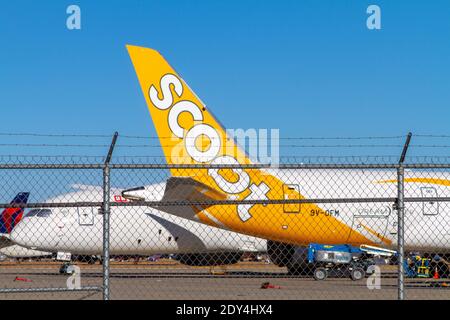 Victorville, CA, USA – 22. Dezember 2020: Das Heck eines Scoot-Verkehrsflugzeugs, das hinter einem eingezäunten Gelände am Southern California Logistics Airport in Vic abgestellt wurde Stockfoto