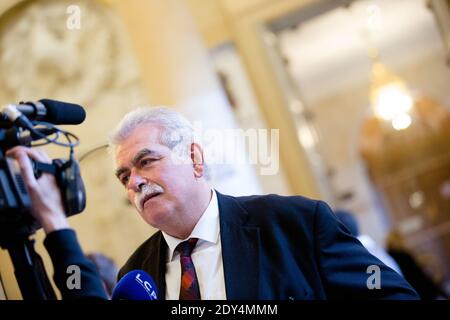 Der Vorsitzende der Front de Gauche-Gruppe und der PCF-Abgeordnete Andre Chassaigne beantworten die Fragen der Journalisten nach der Fragestunde ( QAG ) in der Nationalversammlung am 29. oktober 2014 in Paris, Frankreich. Foto von Romain Boe/ABACAPRESS.COM Stockfoto