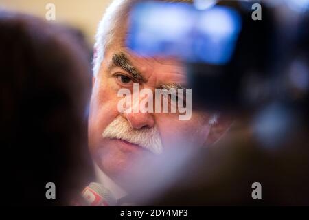 Der Vorsitzende der Front de Gauche-Gruppe und der PCF-Abgeordnete Andre Chassaigne beantworten die Fragen der Journalisten nach der Fragestunde ( QAG ) in der Nationalversammlung am 29. oktober 2014 in Paris, Frankreich. Foto von Romain Boe/ABACAPRESS.COM Stockfoto