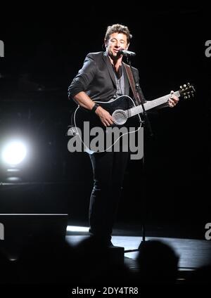 Der französische Sänger Patrick Bruel tritt am 1. November 2014 live im Beacon Theatre in New York City, NY, USA, auf. Foto von Charles Guerin/ABACAPRESS.COM Stockfoto