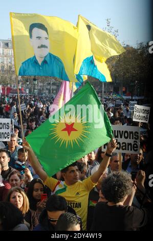 Demonstranten halten Flaggen des inhaftierten türkischen kurdischen Rebellenführers Abdullah Ocalan während einer Kundgebung am 1. November 2014 in Paris, Frankreich, im Rahmen eines internationalen Tages zur Unterstützung kurdischer Kämpfer, die versuchen, die Aktivisten des Islamischen Staates (IS) in der syrischen Grenzstadt Kobane abzuwehren, Auch bekannt als Ain al-Arab. In Kobane, nahe der türkisch-syrischen Grenze, wüteten Kämpfe, nachdem Dschihadisten des Islamischen Staates einen neuen Angriff auf kurdische Milizen gestartet hatten, verstärkt durch die Ankunft schwer bewaffneter irakischer Peschmerga (kurdischer) Kräfte. Foto von Alain Apaydin/ABACAPRESS.COM Stockfoto