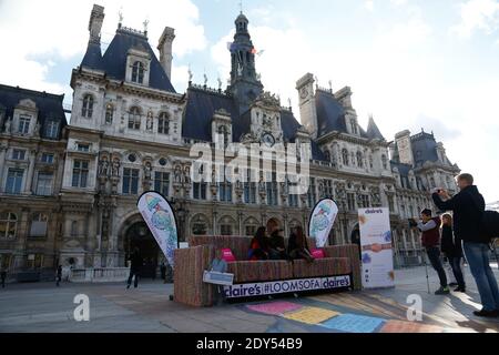 3D-Kunstinstallation Claire’s Loomsofa im Rathaus in Paris, Frankreich am 5. November 2014. Die Installation, die ein Sofa aus 10,000 Meter Webstühlen von Claire's umfasst, unterstützt die Kinderkrebshilfe Blue Skye Thinking und ihr Ziel, "auf den Mond zu kommen". Foto von Sophie Mhabille/ABACAPRESS.COM Stockfoto