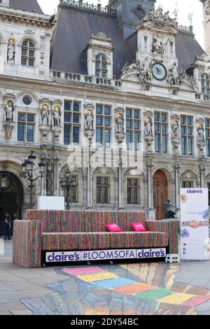 3D-Kunstinstallation Claire’s Loomsofa im Rathaus in Paris, Frankreich am 5. November 2014. Die Installation, die ein Sofa aus 10,000 Meter Webstühlen von Claire's umfasst, unterstützt die Kinderkrebshilfe Blue Skye Thinking und ihr Ziel, "auf den Mond zu kommen". Foto von Sophie Mhabille/ABACAPRESS.COM Stockfoto