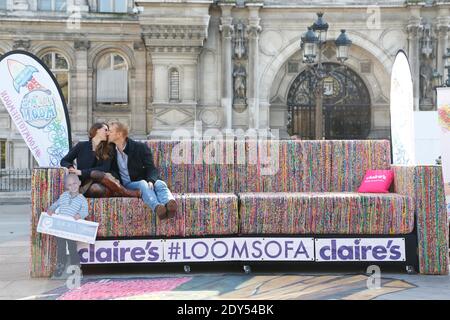 3D-Kunstinstallation Claire’s Loomsofa im Rathaus in Paris, Frankreich am 5. November 2014. Die Installation, die ein Sofa aus 10,000 Meter Webstühlen von Claire's umfasst, unterstützt die Kinderkrebshilfe Blue Skye Thinking und ihr Ziel, "auf den Mond zu kommen". Foto von Sophie Mhabille/ABACAPRESS.COM Stockfoto