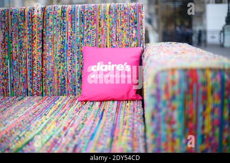 3D-Kunstinstallation Claire’s Loomsofa im Rathaus in Paris, Frankreich am 5. November 2014. Die Installation, die ein Sofa aus 10,000 Meter Webstühlen von Claire's umfasst, unterstützt die Kinderkrebshilfe Blue Skye Thinking und ihr Ziel, "auf den Mond zu kommen". Foto von Sophie Mhabille/ABACAPRESS.COM Stockfoto