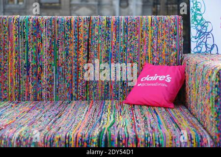 3D-Kunstinstallation Claire’s Loomsofa im Rathaus in Paris, Frankreich am 5. November 2014. Die Installation, die ein Sofa aus 10,000 Meter Webstühlen von Claire's umfasst, unterstützt die Kinderkrebshilfe Blue Skye Thinking und ihr Ziel, "auf den Mond zu kommen". Foto von Sophie Mhabille/ABACAPRESS.COM Stockfoto