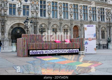 3D-Kunstinstallation Claire’s Loomsofa im Rathaus in Paris, Frankreich am 5. November 2014. Die Installation, die ein Sofa aus 10,000 Meter Webstühlen von Claire's umfasst, unterstützt die Kinderkrebshilfe Blue Skye Thinking und ihr Ziel, "auf den Mond zu kommen". Foto von Sophie Mhabille/ABACAPRESS.COM Stockfoto