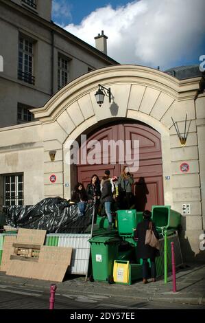 Schüler von Lycee Charlemagne blockierten die Schule in Paris. Die Gymnasiasten nehmen an einer Demonstration Teil und blockieren die Schulen in Paris, Frankreich, am 7. November 2014, in einer Hommage an Remi Fraisse, Eine 21-jährige Umweltaktivistin, die in den frühen Morgenstunden des 26. Oktober bei Zusammenstößen zwischen Sicherheitskräften und Demonstranten des Sivens-Staudammprojekts in Südfrankreich starb. Nach Angaben der Polizei sind 29 Einrichtungen blockiert, 15 völlig und 14 teilweise, 25 Einrichtungen wurden gegen 10 Uhr blockiert, darunter sechs völlig, keine Degradation und keine Gewalt gezählt. Foto von Ala Stockfoto