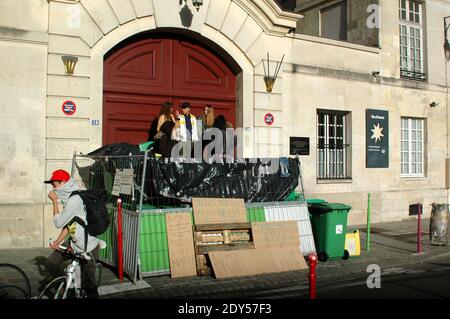 Schüler von Lycee Charlemagne blockierten die Schule in Paris. Die Gymnasiasten nehmen an einer Demonstration Teil und blockieren die Schulen in Paris, Frankreich, am 7. November 2014, in einer Hommage an Remi Fraisse, Eine 21-jährige Umweltaktivistin, die in den frühen Morgenstunden des 26. Oktober bei Zusammenstößen zwischen Sicherheitskräften und Demonstranten des Sivens-Staudammprojekts in Südfrankreich starb. Nach Angaben der Polizei sind 29 Einrichtungen blockiert, 15 völlig und 14 teilweise, 25 Einrichtungen wurden gegen 10 Uhr blockiert, darunter sechs völlig, keine Degradation und keine Gewalt gezählt. Foto von Ala Stockfoto