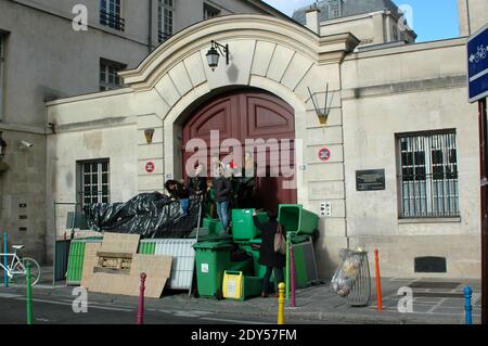 Schüler von Lycee Charlemagne blockierten die Schule in Paris. Die Gymnasiasten nehmen an einer Demonstration Teil und blockieren die Schulen in Paris, Frankreich, am 7. November 2014, in einer Hommage an Remi Fraisse, Eine 21-jährige Umweltaktivistin, die in den frühen Morgenstunden des 26. Oktober bei Zusammenstößen zwischen Sicherheitskräften und Demonstranten des Sivens-Staudammprojekts in Südfrankreich starb. Nach Angaben der Polizei sind 29 Einrichtungen blockiert, 15 völlig und 14 teilweise, 25 Einrichtungen wurden gegen 10 Uhr blockiert, darunter sechs völlig, keine Degradation und keine Gewalt gezählt. Foto von Ala Stockfoto