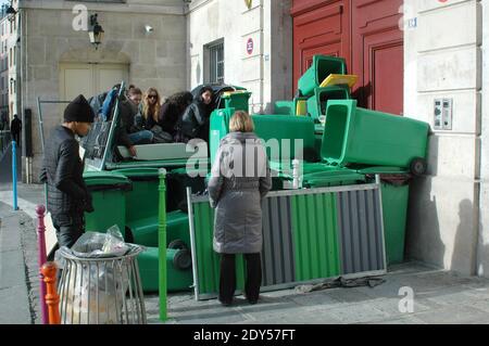 Schüler von Lycee Charlemagne blockierten die Schule in Paris. Die Gymnasiasten nehmen an einer Demonstration Teil und blockieren die Schulen in Paris, Frankreich, am 7. November 2014, in einer Hommage an Remi Fraisse, Eine 21-jährige Umweltaktivistin, die in den frühen Morgenstunden des 26. Oktober bei Zusammenstößen zwischen Sicherheitskräften und Demonstranten des Sivens-Staudammprojekts in Südfrankreich starb. Nach Angaben der Polizei sind 29 Einrichtungen blockiert, 15 völlig und 14 teilweise, 25 Einrichtungen wurden gegen 10 Uhr blockiert, darunter sechs völlig, keine Degradation und keine Gewalt gezählt. Foto von Ala Stockfoto