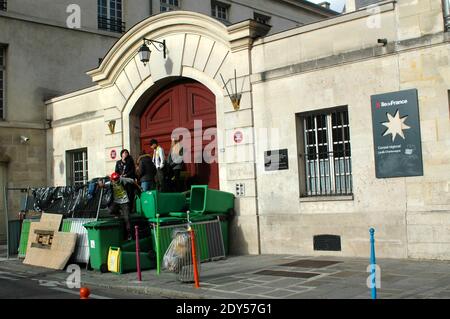 Schüler von Lycee Charlemagne blockierten die Schule in Paris. Die Gymnasiasten nehmen an einer Demonstration Teil und blockieren die Schulen in Paris, Frankreich, am 7. November 2014, in einer Hommage an Remi Fraisse, Eine 21-jährige Umweltaktivistin, die in den frühen Morgenstunden des 26. Oktober bei Zusammenstößen zwischen Sicherheitskräften und Demonstranten des Sivens-Staudammprojekts in Südfrankreich starb. Nach Angaben der Polizei sind 29 Einrichtungen blockiert, 15 völlig und 14 teilweise, 25 Einrichtungen wurden gegen 10 Uhr blockiert, darunter sechs völlig, keine Degradation und keine Gewalt gezählt. Foto von Ala Stockfoto