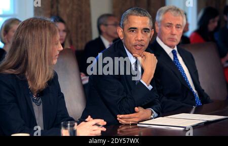 Präsident Barack Obama trifft sich am 7. November 2014 mit dem Kabinett in Washington, DC, USA. (Von links nach rechts: Sekretärin Sylvia Matthew Burwell, HHS, Präsident Obama, Sekretär Chuck Hagel. Foto von Dennis Brack/Pool/ABACAPRESS.COM Stockfoto
