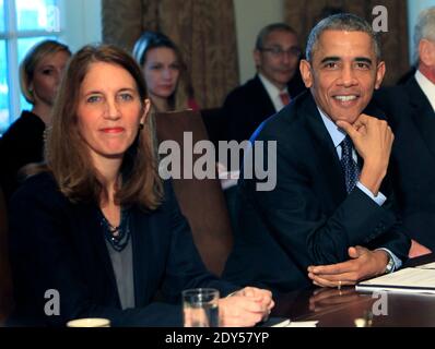 Präsident Barack Obama trifft sich am 7. November 2014 mit dem Kabinett in Washington, DC, USA. (Von links nach rechts: Sekretärin Sylvia Matthew Burwell, HHS, Präsident Obama) und reagiert auf eine Frage von Mark Knoeller. Foto von Dennis Brack/Pool/ABACAPRESS.COM Stockfoto