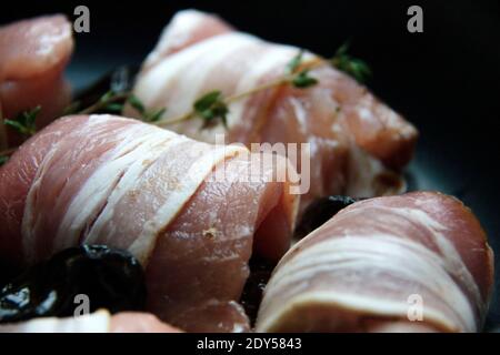 Rohe Schweinefleischbrötchen mit Speck. Background. Stockfoto