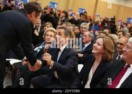 Der Bürgermeister von Nizza, Christian Estrosi, begrüßt Bernadette Chirac, Carla Bruni Sarkozy, den ehemaligen französischen Präsidenten Nicolas Sarkozy und Nathalie Kosciusco-Morizet während des Treffens von Sarkozy für die Führung der konservativen UMP-Partei im Parc des Expositions in Paris am Freitag, den 7. November 2014. Photo Pool von Hamilton/ABACAPRESS.COM Stockfoto