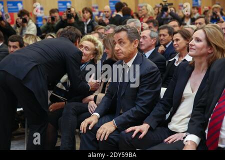 Der Bürgermeister von Nizza, Christian Estrosi, begrüßt Bernadette Chirac, Carla Bruni Sarkozy, den ehemaligen französischen Präsidenten Nicolas Sarkozy und Nathalie Kosciusco-Morizet während des Treffens von Sarkozy für die Führung der konservativen UMP-Partei im Parc des Expositions in Paris am Freitag, den 7. November 2014. Photo Pool von Hamilton/ABACAPRESS.COM Stockfoto