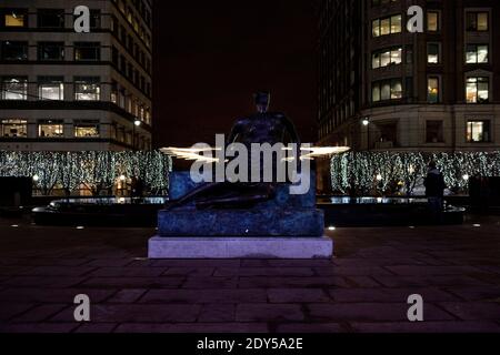 Statue der vergewaltigten sitzenden Frau von Henry Moore ‘DCabot Square, Canary Wharf, London, Großbritannien. Winter Lights Festival, 2018. Stockfoto