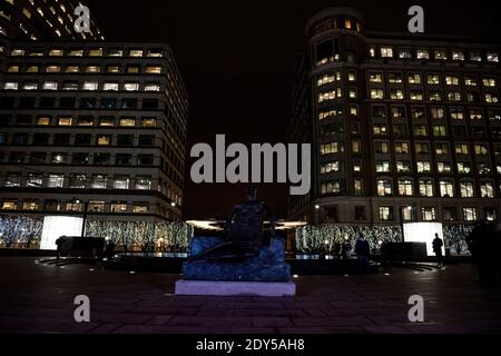 Statue der vergewaltigten sitzenden Frau von Henry Moore ‘DCabot Square, Canary Wharf, London, Großbritannien. Winter Lights Festival, 2018. Stockfoto