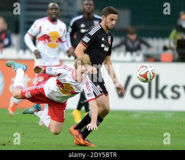 Der D.C. United-Verteidiger Steve Birnbaum (15) ist am 8. November 2014 in der zweiten Hälfte eines Halbfinales der MLS Eastern Conference im RFK Stadium in Washington, DC, USA, gegen den New Yorker Red Bulls-Mittelfeldspieler Dax McCarty (11) unterwegs. Die Red Bulls avancierten zum Finale der MLS Eastern Conference, indem sie United auf Gesamtziele, 3:2, schlugen. Foto von Chuck Myers/ABACAPRESS.COM Stockfoto