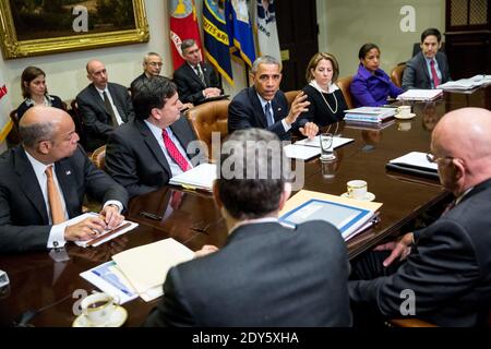 US-Präsident Barack Obama spricht bei einem Treffen mit seinen nationalen Sicherheits- und Gesundheitsteams über die Ebola-Reaktion der Regierung am 18. November 2014 im Roosevelt Room des Weißen Hauses in Washington, DC, mit den Medien. Im Blick auf, von links, Jeh Johnson, Secretary of Homeland Security, Ron Klain, Ebola Response Coordinator, Lisa Monaco, Homeland Security Advisor von Präsident Obama, Susan Rice, National Security Advisor, Und Tom Frieden, Direktor der Centers for Disease Control and Prevention Präsident Obama forderte den Kongress auf, 6.2 Milliarden Dollar für Notfälle zu bewilligen Stockfoto