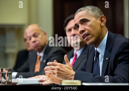 Von links sehen Jeh Johnson, Minister für Heimatschutz, Ron Klain, Ebola-Reaktions-Koordinator, wie US-Präsident Barack Obama bei einem Treffen mit seinen nationalen Sicherheits- und Gesundheitsteams über die Ebola-Reaktion der Regierung im Roosevelt-Raum des Weißen Hauses mit den Medien spricht. Am 18. November 2014 in Washington, DC. Präsident Obama forderte den Kongress auf, 6.2 Milliarden Dollar an Notausgaben für die Bekämpfung von Ebola in Westafrika zu bewilligen. Foto von Drew Angerer/Pool/ABACAPRESS.COM Stockfoto