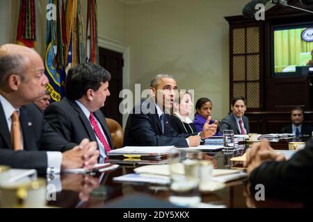 US-Präsident Barack Obama spricht bei einem Treffen mit seinen nationalen Sicherheits- und Gesundheitsteams über die Ebola-Reaktion der Regierung am 18. November 2014 im Roosevelt Room des Weißen Hauses in Washington, DC, mit den Medien. Im Blick auf, von links, Jeh Johnson, Secretary of Homeland Security, Ron Klain, Ebola Response Coordinator, Lisa Monaco, Homeland Security Advisor von Präsident Obama, Susan Rice, National Security Advisor, Und Tom Frieden, Direktor der Centers for Disease Control and Prevention Präsident Obama forderte den Kongress auf, 6.2 Milliarden Dollar für Notfälle zu bewilligen Stockfoto