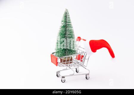 Kleiner Supermarkt Trolley mit Weihnachtsbaum Stockfoto