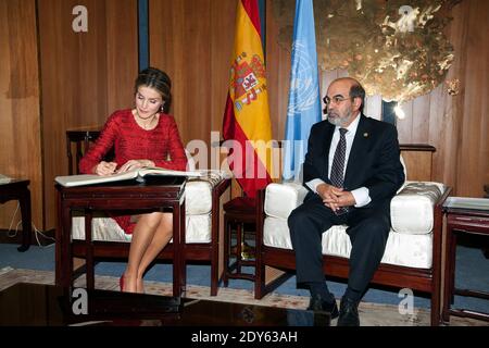 Die spanische Königin Letizia wird vom Generaldirektor der UN-Ernährungs- und Landwirtschaftsorganisation (FAO), Jose Graziano da Silva, begrüßt, als sie am 20. November 2014 zu einem Treffen im Hauptsitz der Ernährungs- und Landwirtschaftsorganisation der Vereinten Nationen (FAO) in Rom, Italien, eintrifft. Die Konferenz, die von der FAO und der Weltgesundheitsorganisation (WHO) gemeinsam organisiert wird, findet vom 19. Bis 21. November in der FAO-Zentrale in Rom statt. Foto von ABACAPRESS.COM Stockfoto