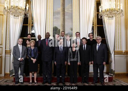 Der französische Präsident Francois Hollande und der Generalsekretär von La Francophonie Abdou Diouf posieren für ein Familienfoto zusammen mit Jack lang, Jacques Attali und Helene Carrere d'Encausse vor einem Abendessen im Präsidentenpalast Elysee in Paris, Frankreich am 20. November 2014. Foto von Stephane Lemouton/ABACAPRESS.COM Stockfoto