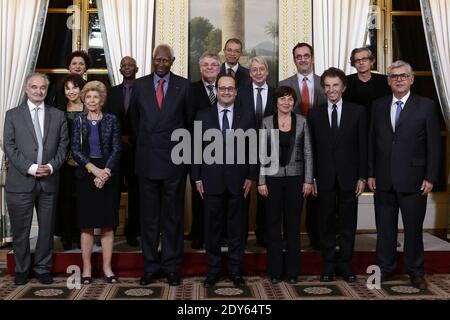 Der französische Präsident Francois Hollande und der Generalsekretär von La Francophonie Abdou Diouf posieren für ein Familienfoto zusammen mit Jack lang, Jacques Attali und Helene Carrere d'Encausse vor einem Abendessen im Präsidentenpalast Elysee in Paris, Frankreich am 20. November 2014. Foto von Stephane Lemouton/ABACAPRESS.COM Stockfoto