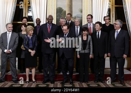 Der französische Präsident Francois Hollande und der Generalsekretär von La Francophonie Abdou Diouf posieren für ein Familienfoto zusammen mit Jack lang, Jacques Attali und Helene Carrere d'Encausse vor einem Abendessen im Präsidentenpalast Elysee in Paris, Frankreich am 20. November 2014. Foto von Stephane Lemouton/ABACAPRESS.COM Stockfoto