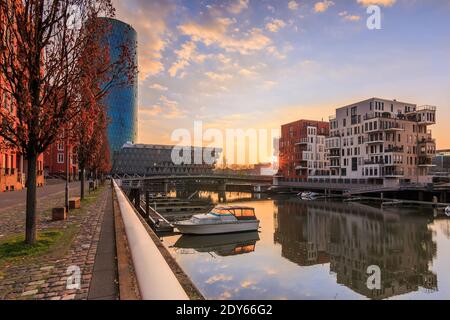 Kanal vom Main in Frankfurt am Morgen bis zum Sonnenaufgang in einem Wohngebiet. Blauer Himmel zwischen den Gebäuden und dem Fluss im westlichen Hafen. Stockfoto