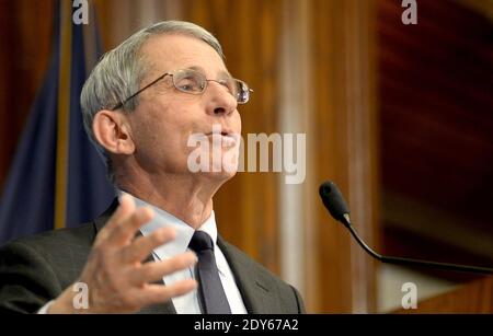 Dr. Anthony Fauci, Direktor des National Institute of Allergy and Infectious Diseases, spricht am Freitag, den 21. November 2014 im National Press Club in Washington, DC, USA. Foto von Chuck Myers/ABACAPRESS.COM Stockfoto
