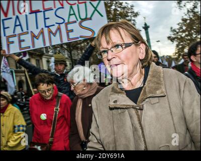 Marie-George Buffet, Abgeordnete der Kommunistischen Partei Frankreichs, nimmt an einer Demonstration Teil, die von der Collectif Du Droit des Femmes (Gruppe für Frauenrechte) aufgerufen wurde, während die Volksparade mit Transparenten mit der Aufschrift Stop Women's Slaughter am 22. November 2014 in Paris, Frankreich, stattfand. Im Vorfeld des Internationalen Tages zur Beseitigung von Gewalt gegen Frauen am kommenden 25. November. Foto von Renaud Khanh/ABACAPRESS.COM Stockfoto