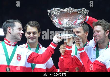 Der Schweizer Roger Federer gewinnt gegen den Franzosen Jo-Wilfried Tsonga in einem entscheidenden Match des Davis Cup 2014 im Pierre Mauroy Stadion in Villeneuve d'Ascq, Frankreich, am 23. November 2014. Foto von Christian Liewig/ABACAPRESS.COM Stockfoto