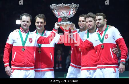 Der Schweizer Roger Federer gewinnt gegen den Franzosen Jo-Wilfried Tsonga in einem entscheidenden Match des Davis Cup 2014 im Pierre Mauroy Stadion in Villeneuve d'Ascq, Frankreich, am 23. November 2014. Foto von Christian Liewig/ABACAPRESS.COM Stockfoto