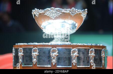 Der Schweizer Roger Federer gewinnt gegen den Franzosen Jo-Wilfried Tsonga in einem entscheidenden Match des Davis Cup 2014 im Pierre Mauroy Stadion in Villeneuve d'Ascq, Frankreich, am 23. November 2014. Foto von Christian Liewig/ABACAPRESS.COM Stockfoto