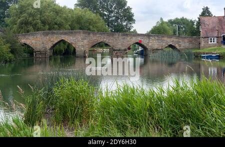 OXFORDSHIRE, Großbritannien - 02. JULI 2008: Blick auf die Newbridge Bridge über die Themse bei Radcot Stockfoto